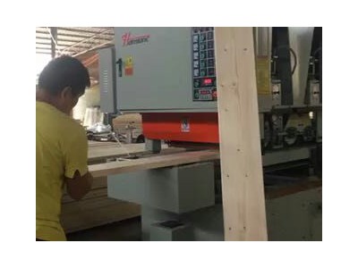 青岛鸿运昌木业机械设备有限公司_砂光机视频3