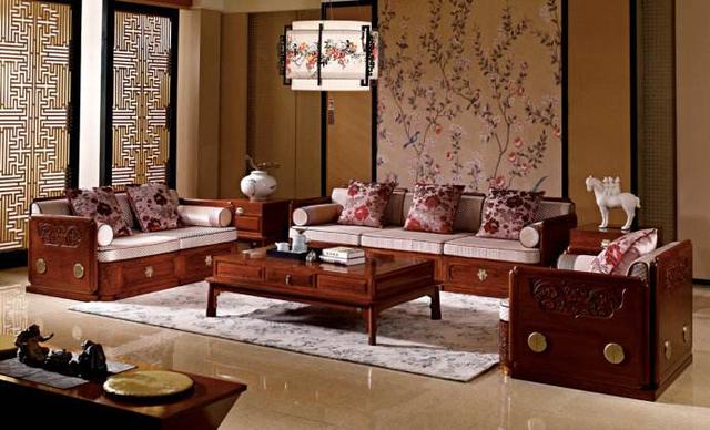 按产品用材分：全红木家具、主要部位红木家具、红木包覆家具