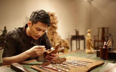 最帅木雕师：22岁起年年获中国工艺最高奖，潜心五年修复皇宫椅
