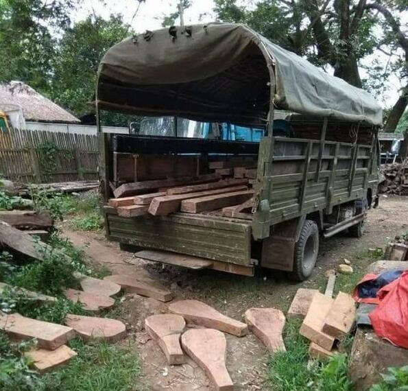 利用职务之便，缅军士兵竟做起了走私木材的勾当！