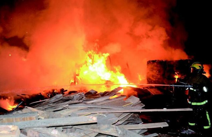 宿迁宿豫区一木材厂突然起火
