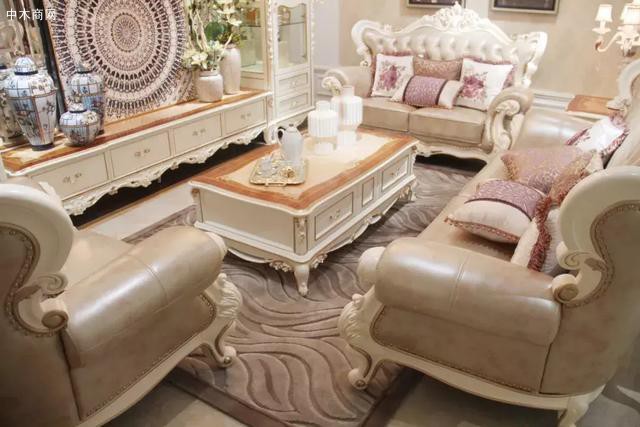 法式家具一般是使用色彩单一或法式花纹来装饰坐垫靠包