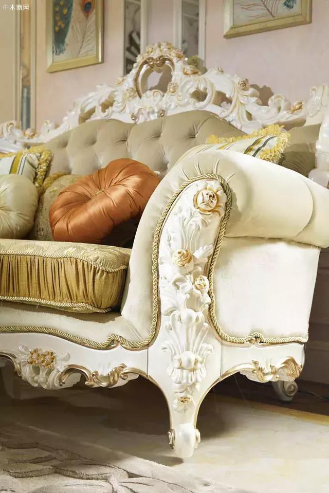 法式沙发最显著的特点就是整体的曲线
