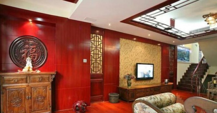 红色木地板，经常搭配同色调的家具
