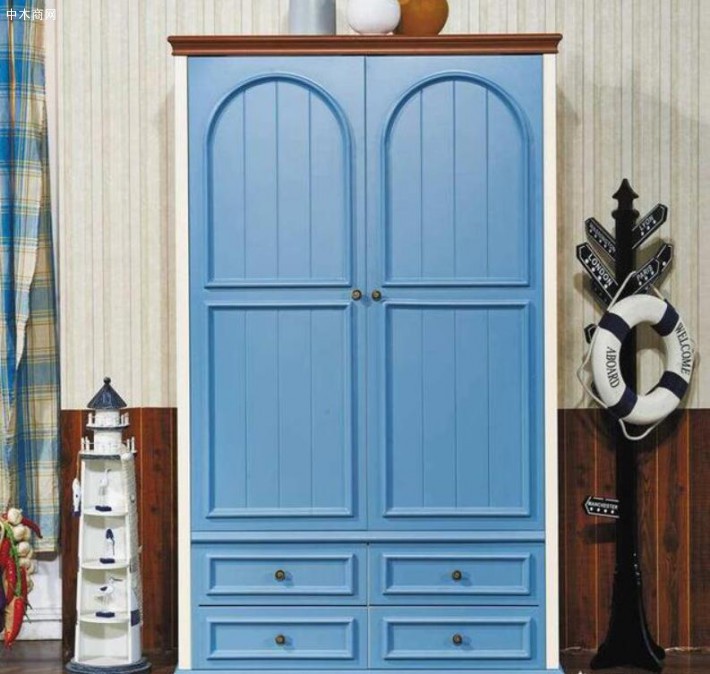 可以搭配蓝色柜门，白色或红色木质柜体衣柜