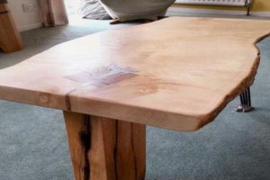 [家具] 老木匠让树活了，怎样用枯木制作原木桌子