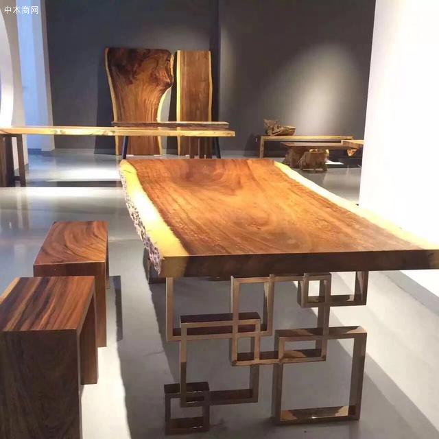 实木餐桌的表面是否平滑、光亮，皱纹、破残等质量缺陷