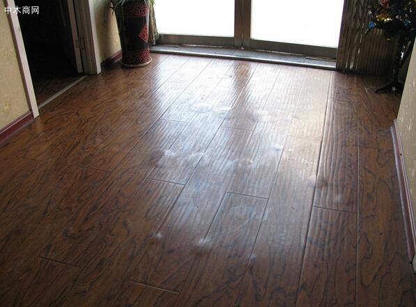 擦拭木地板时，应使用木地板专用清洁剂