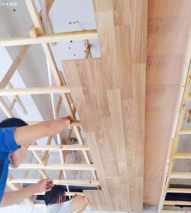用木地板来做吊顶装修，看起来有点尴尬