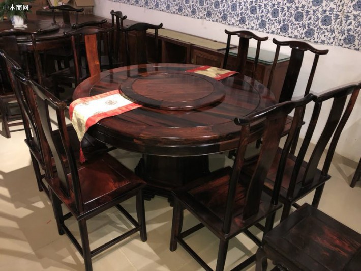 想买红木餐桌，哪种红木材料好？