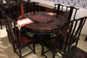 想买红木餐桌，哪种红木材料好？