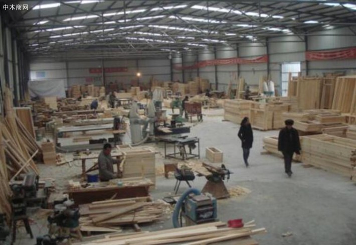 甘肃兰州市开展“环保雷霆行动” 一木制品厂被现场查封断电