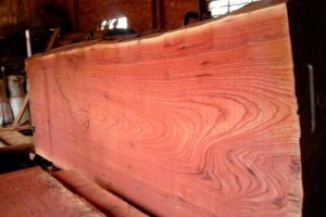 红椿木板材也叫血椿木板,香椿木烘干板中的极品,血椿又称桃花心