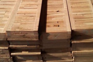 亿圣木业有限公司专业生产：框架榫槽式地板芯材