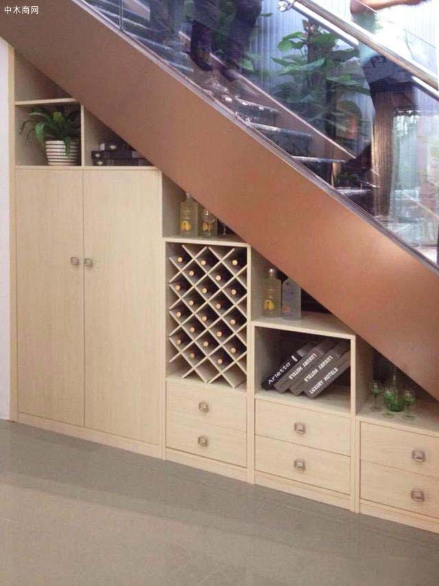 楼梯下酒柜设计图片