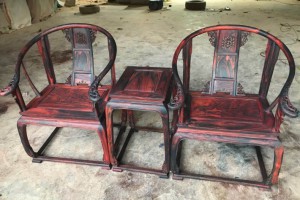 老挝大红酸枝黑料圈椅皇宫三件套价格？