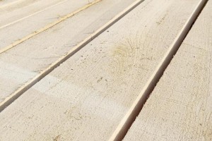 东北杨木板材的优缺点吗及东北烘干杨木板材价格多少钱一方?
