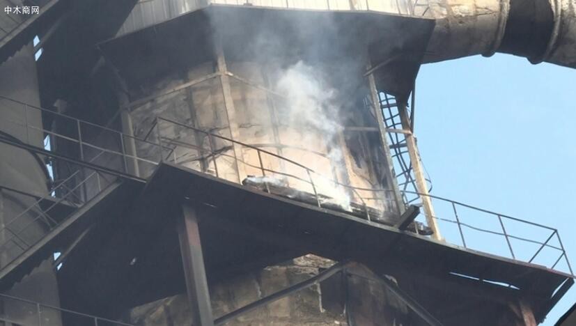 四川绵阳三台县一木材加工厂起火,现场9人受伤