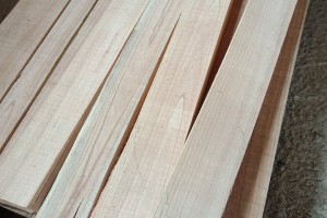 处理一批苦楝木实木板材，规格1M至2.6M,5CM厚自然板