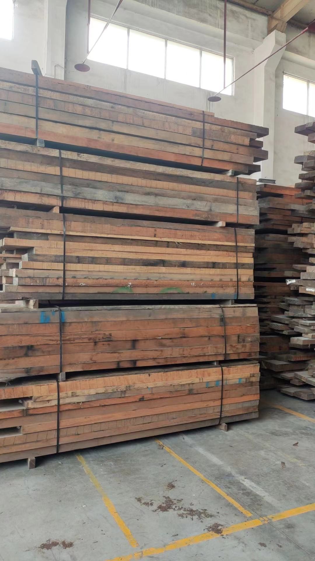 红橡木木板材250吨价格美丽图片
